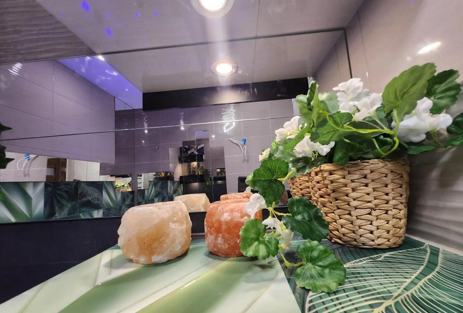 Gdansk Chmielna Prestige Home Spa Apartments With Luxury Jacuzzi And Sauna! Selected Apartments Also Feature A Massage Chair And Himalayan Salt Wall With Color Therapy Salt Forest