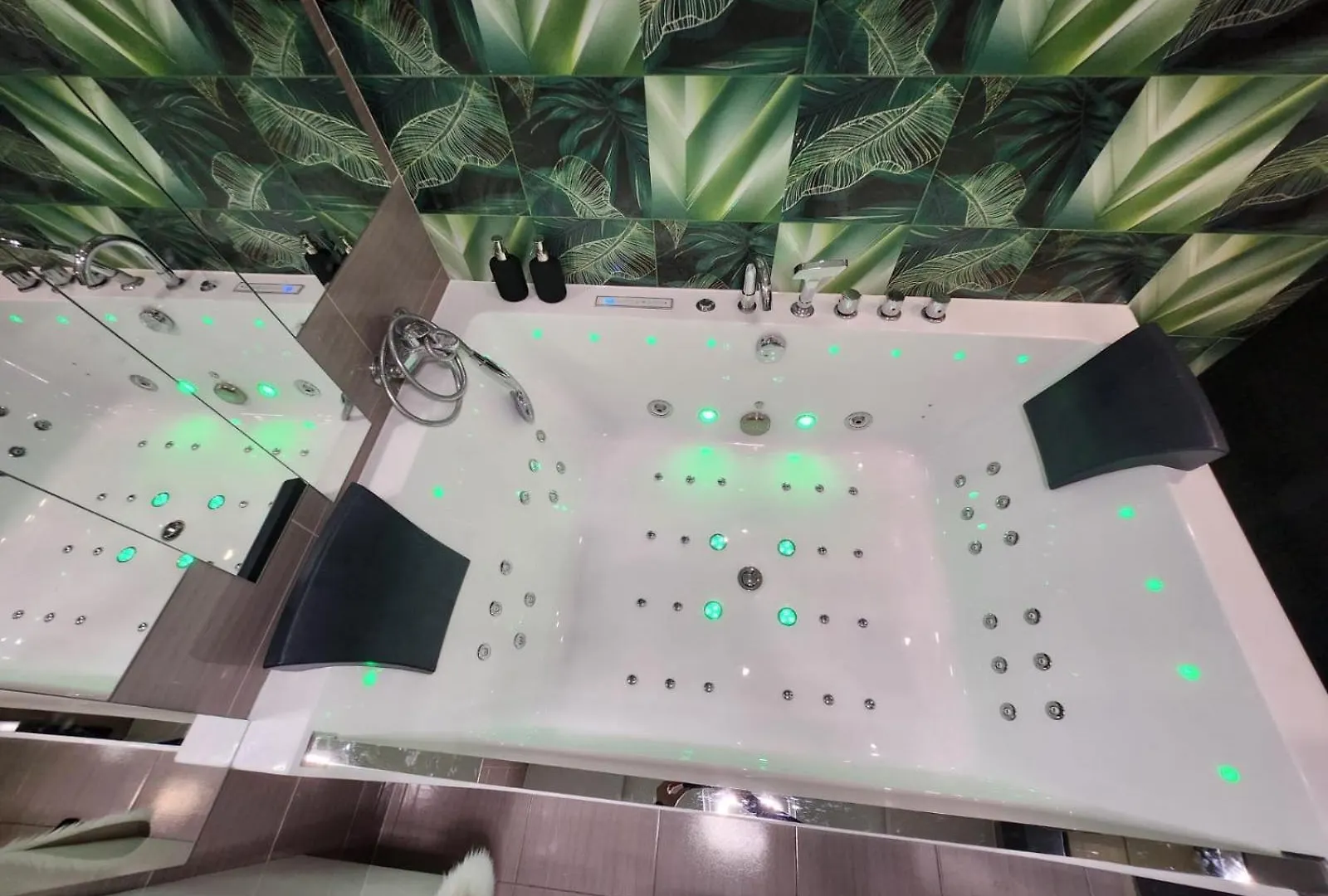 Gdansk Chmielna Prestige Home Spa Apartments With Luxury Jacuzzi And Sauna! Selected Apartments Also Feature A Massage Chair And Himalayan Salt Wall With Color Therapy Salt Forest 0*,