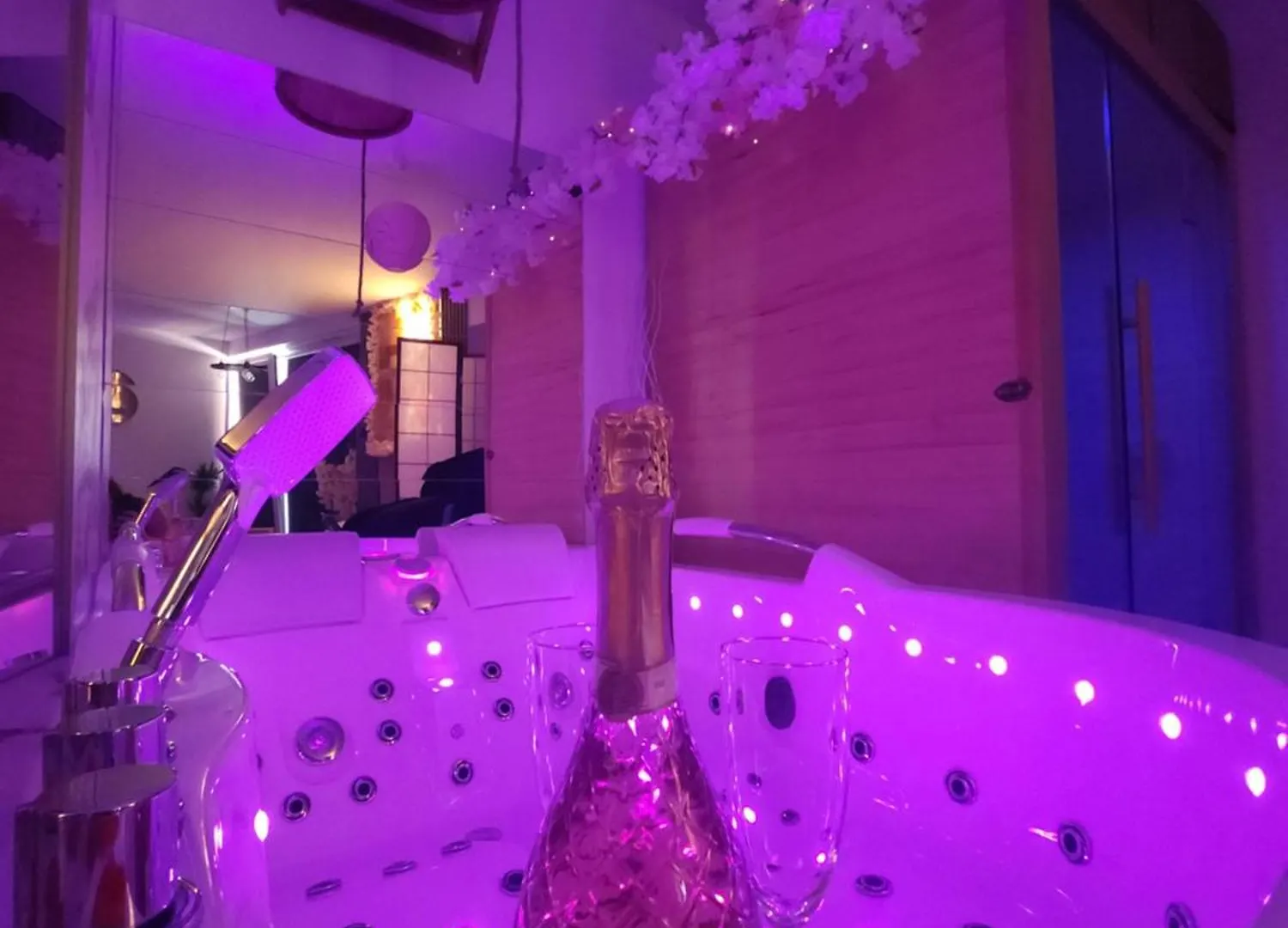 Gdansk Chmielna Prestige Home Spa Apartments With Luxury Jacuzzi And Sauna! Selected Apartments Also Feature A Massage Chair And Himalayan Salt Wall With Color Therapy Salt Forest 0*,  Polska