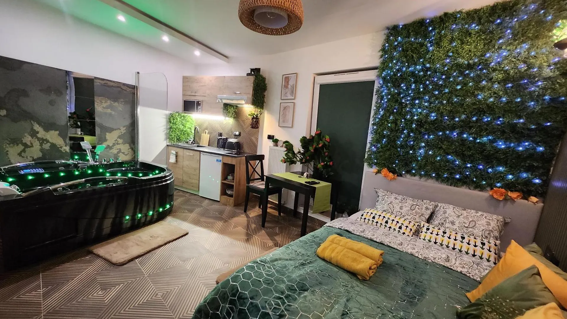 Gdansk Chmielna Prestige Home Spa Apartments With Luxury Jacuzzi And Sauna! Selected Apartments Also Feature A Massage Chair And Himalayan Salt Wall With Color Therapy Salt Forest