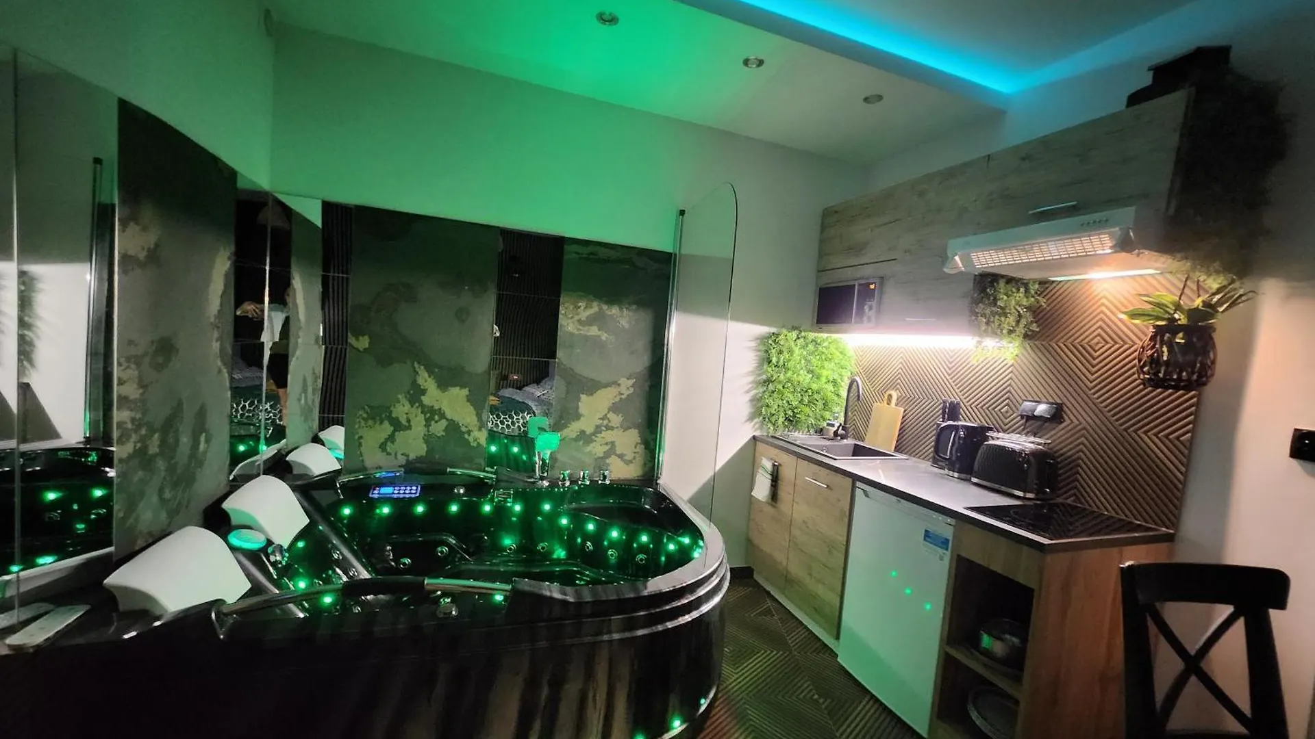 Gdansk Chmielna Prestige Home Spa Apartments With Luxury Jacuzzi And Sauna! Selected Apartments Also Feature A Massage Chair And Himalayan Salt Wall With Color Therapy Salt Forest